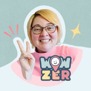 Catrin Häusser von WOWZER, zeigt den Peace Gruß und lächelt, verbreitet positive Stimumng