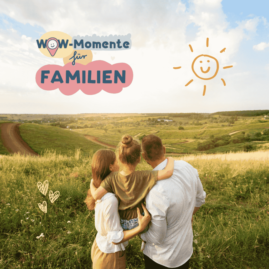 Eine Familie mit Kindern steht auf einer Wiese und schaut über die großen Felder zum Horizont