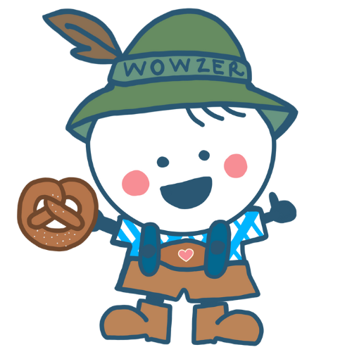 Der kleine Bayern-Entdecker von WOWZER mit Brezel in der Hand und einer Lederhosen an