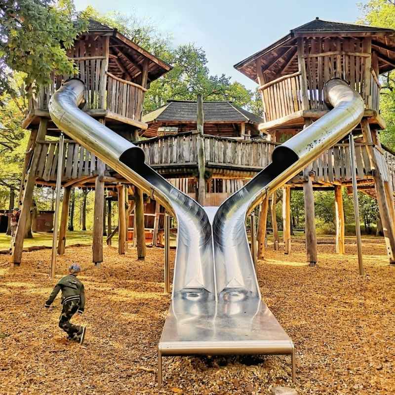 Kind rennt auf einem Spielplatz herum und hat Spaß in Frankfurt