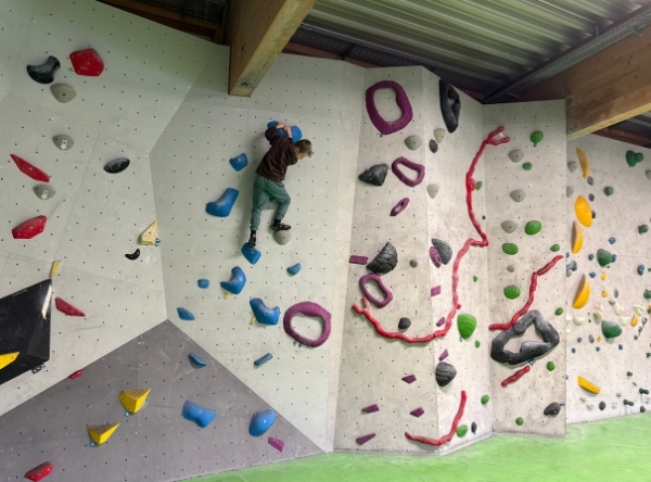Gemeinsam wachsen beim Bouldern in Tübingen – Ausflug mit Kindern, Foto 4