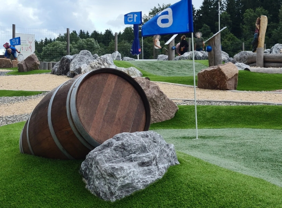 Adventure Minigolf in Aulendorf: Abenteuer auf 18 bunten Bahnen – Ausflug mit Kindern, Foto 2
