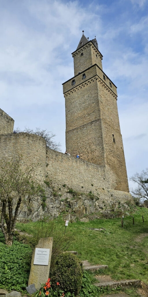 Burg Kronberg mit Skylineblick