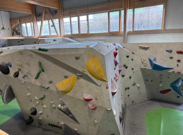Gemeinsam wachsen beim Bouldern in Tübingen – Ausflug mit Kindern, Foto 2