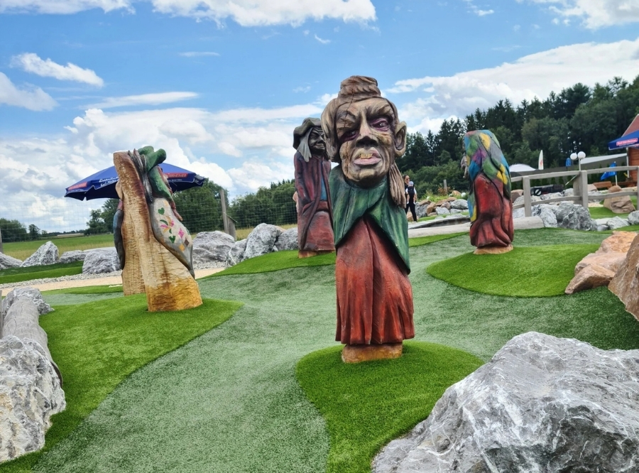 Adventure Minigolf in Aulendorf: Abenteuer auf 18 bunten Bahnen – Ausflug mit Kindern, Foto 5