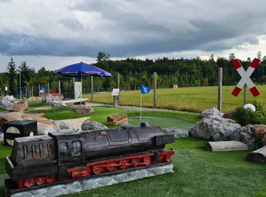 Adventure Minigolf in Aulendorf: Abenteuer auf 18 bunten Bahnen – Ausflug mit Kindern, Foto 3