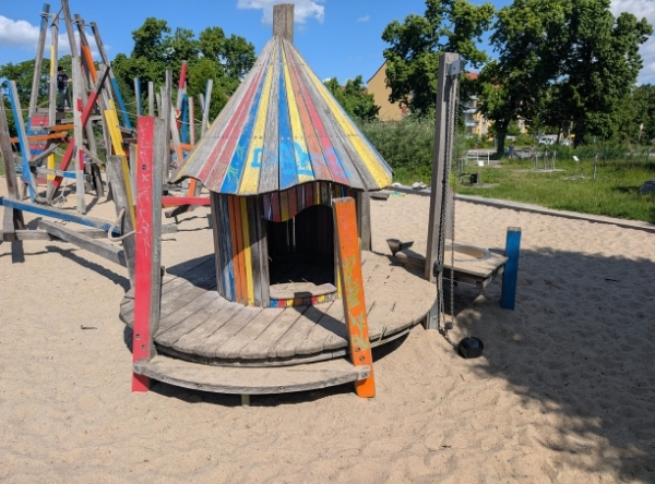 Bunter Spielplatz in Brandenburg/Havel – Ausflug mit Kindern, Foto 4