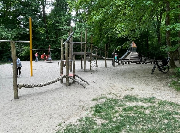 Waldspielplatz Leichtweißhöhle Wiesbaden – Ausflug mit Kindern, Foto 6