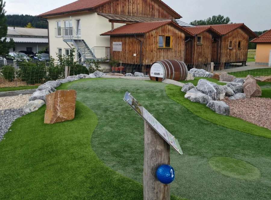 Adventure Minigolf in Aulendorf: Abenteuer auf 18 bunten Bahnen – Ausflug mit Kindern, Foto 4