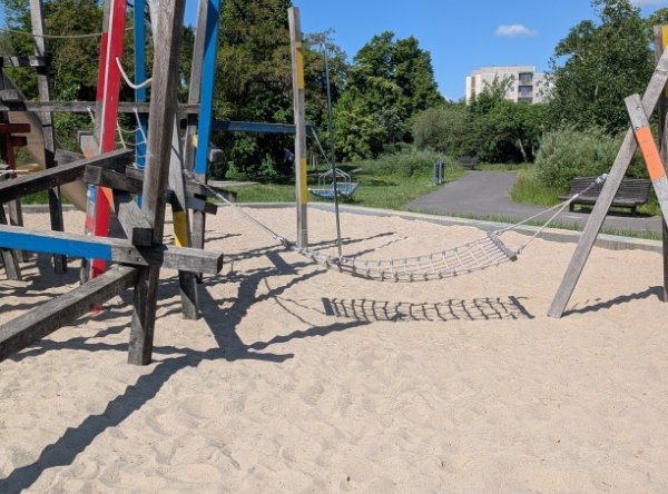 Bunter Spielplatz in Brandenburg/Havel – Ausflug mit Kindern, Foto 3