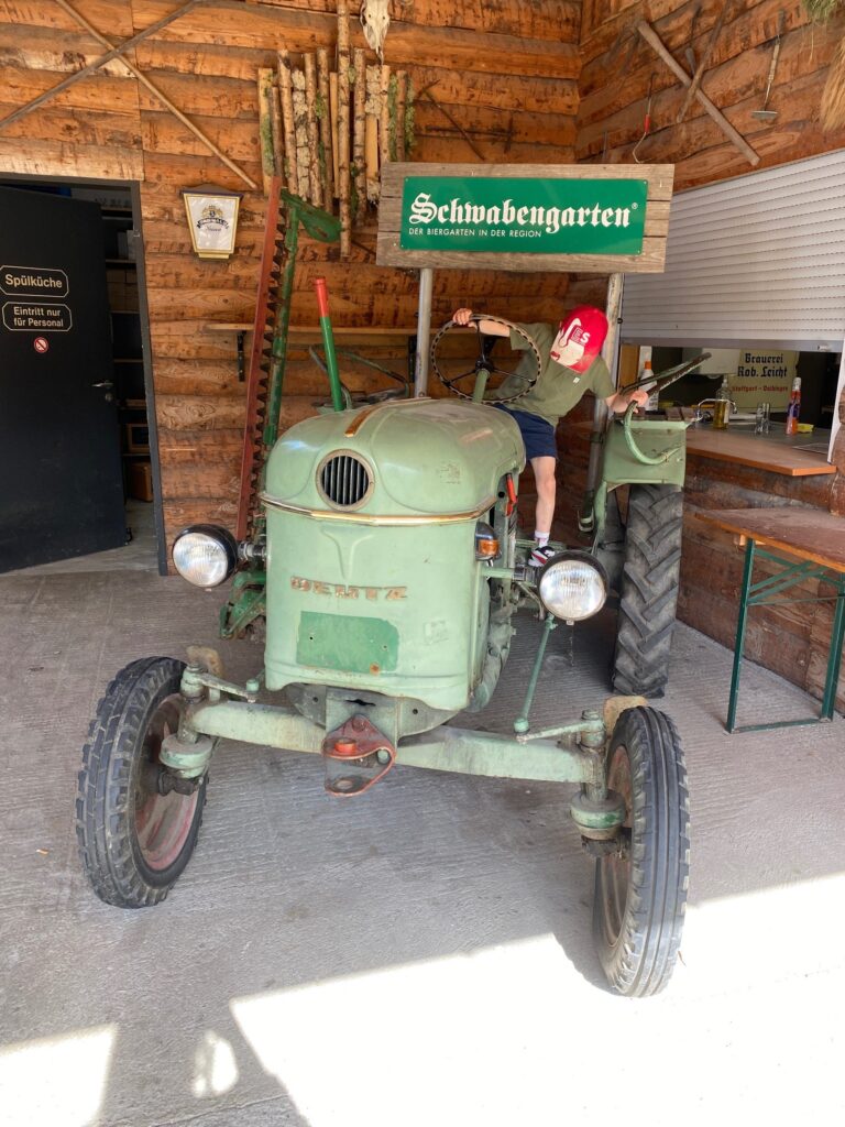 Biergarten im Almhüttenstil bei Stuttgart
