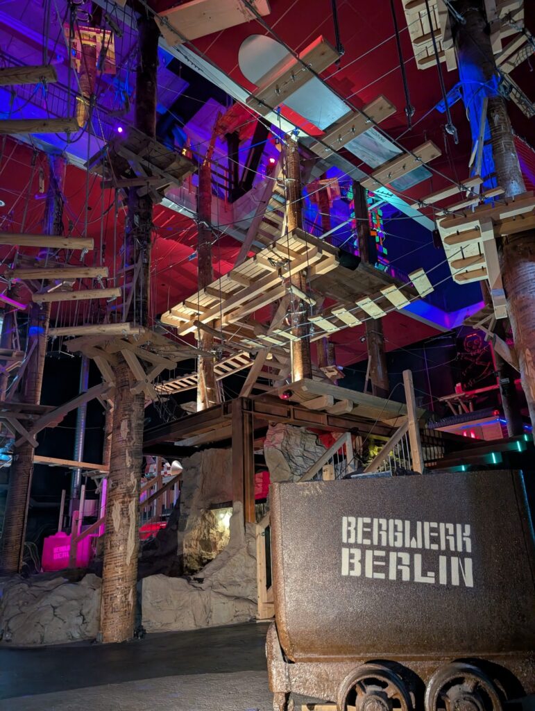 Größter Indoor-Kletterpark in Berlin