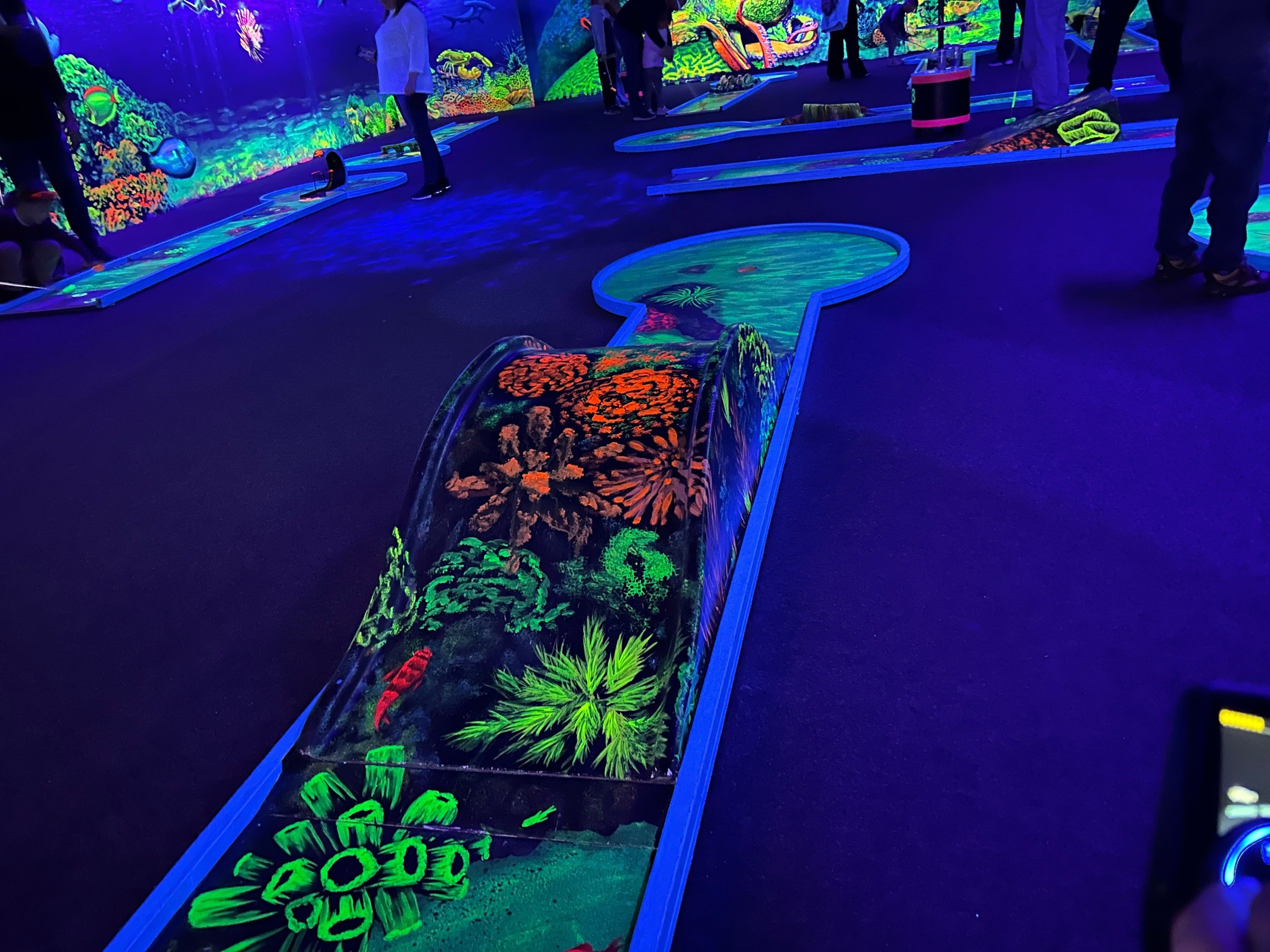 Funny Schwarzlicht Minigolf in Ettlingen – Ausflug mit Kindern, Foto 2