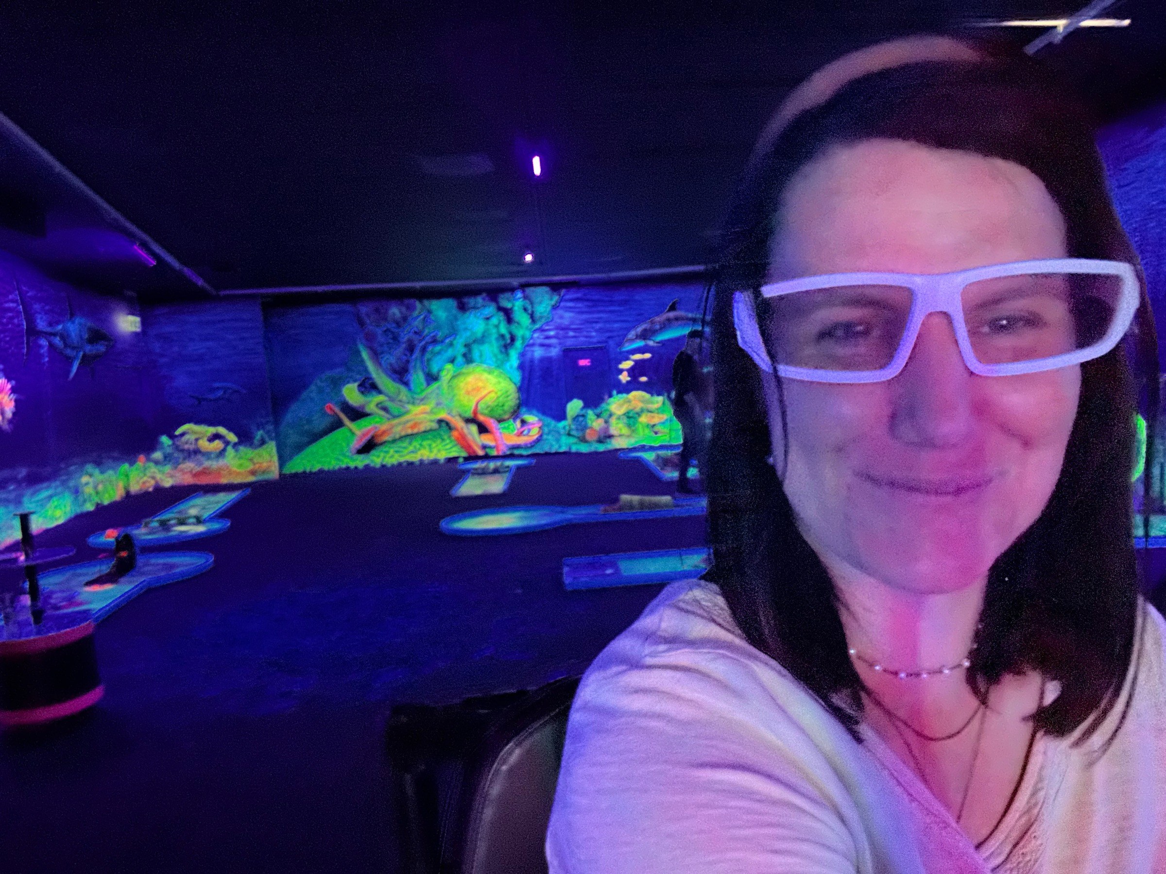 Funny Schwarzlicht Minigolf in Ettlingen – Ausflug mit Kindern, Foto 3