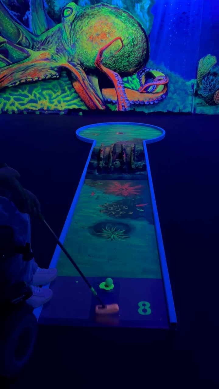 Funny Schwarzlicht Minigolf in Ettlingen – Ausflug mit Kindern, Foto 4