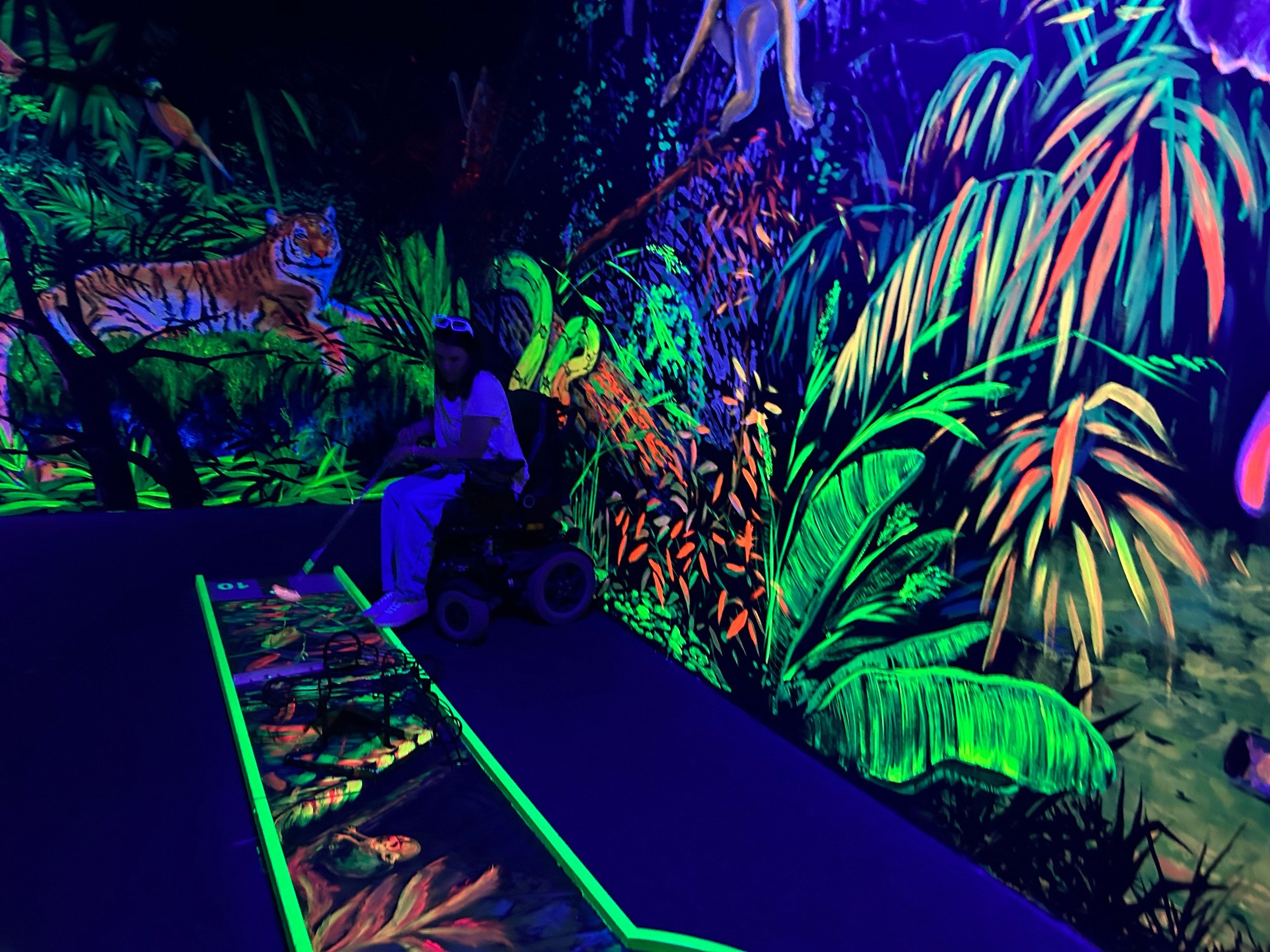 Funny Schwarzlicht Minigolf in Ettlingen – Ausflug mit Kindern, Foto 5