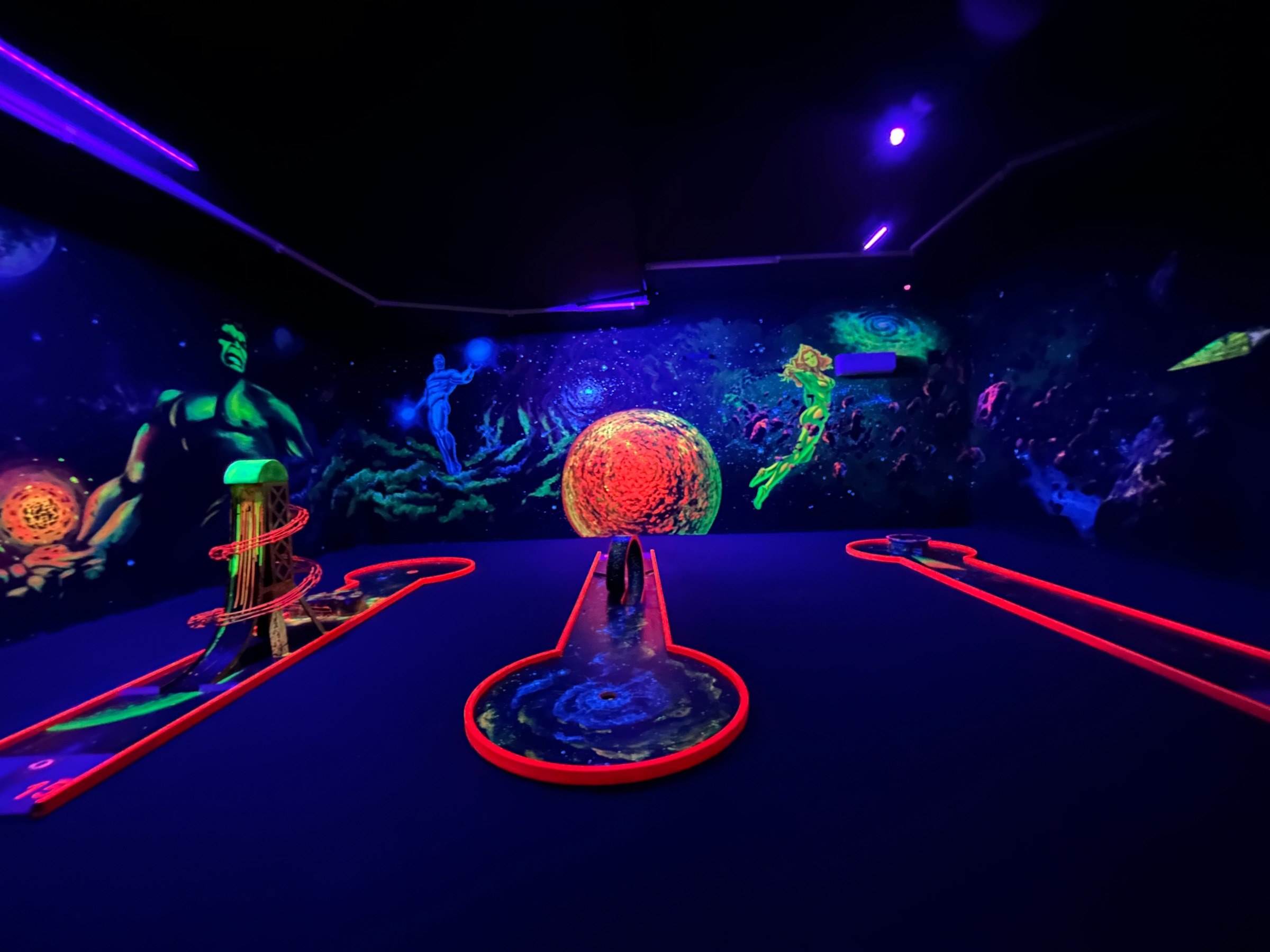 Funny Schwarzlicht Minigolf in Ettlingen – Ausflug mit Kindern, Foto 6