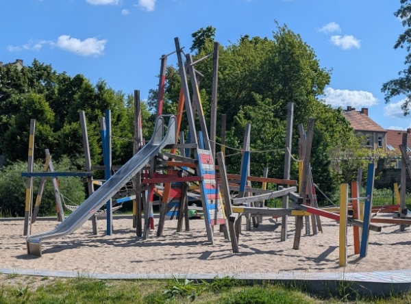 Bunter Spielplatz in Brandenburg/Havel – Ausflug mit Kindern, Foto 8