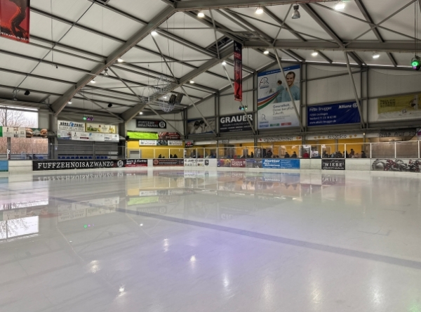 Eislaufen im Winter Eishalle Reutlingen – Ausflug mit Kindern, Foto 2