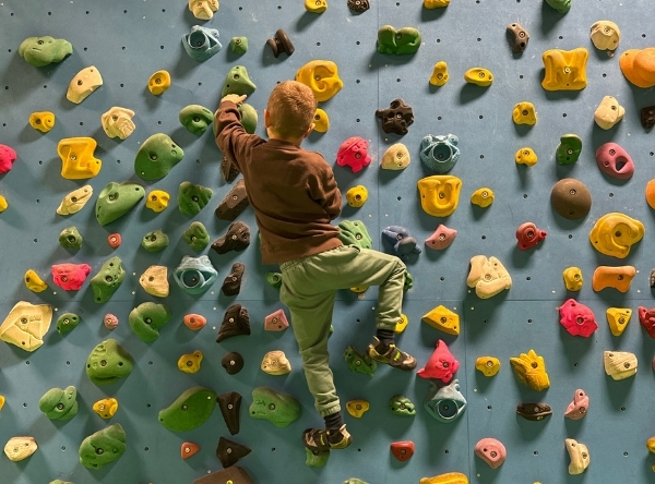 Gemeinsam wachsen beim Bouldern in Tübingen – Ausflug mit Kindern, Foto 7
