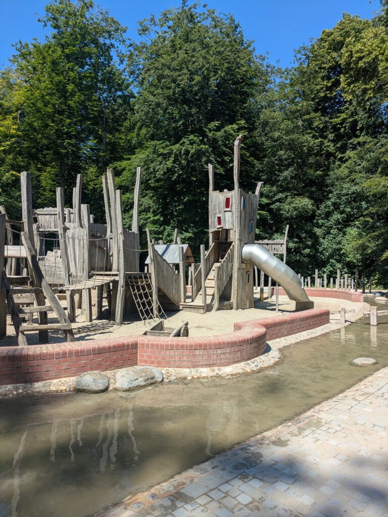 Stadtpark Erding mit Wasserspielplatz – Ausflug mit Kindern, Foto 1